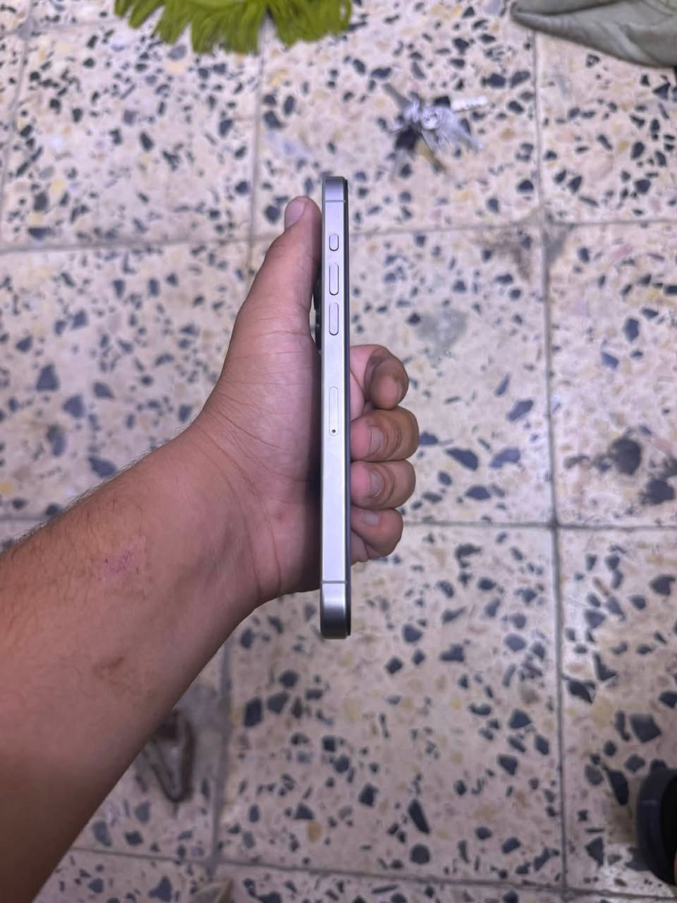 السلام عليكم 15 برو ماكس256 مستبدل شاشه لا اصليه ولا عاديه شاشته اصلي صيني حلوه مابيها مشاكل شرق اوسط الجهاز AAA بطاريه 88  نضيف 95/100 العنوان كربلاء شارع العباس السعر 800 
***********موجود واتساب
