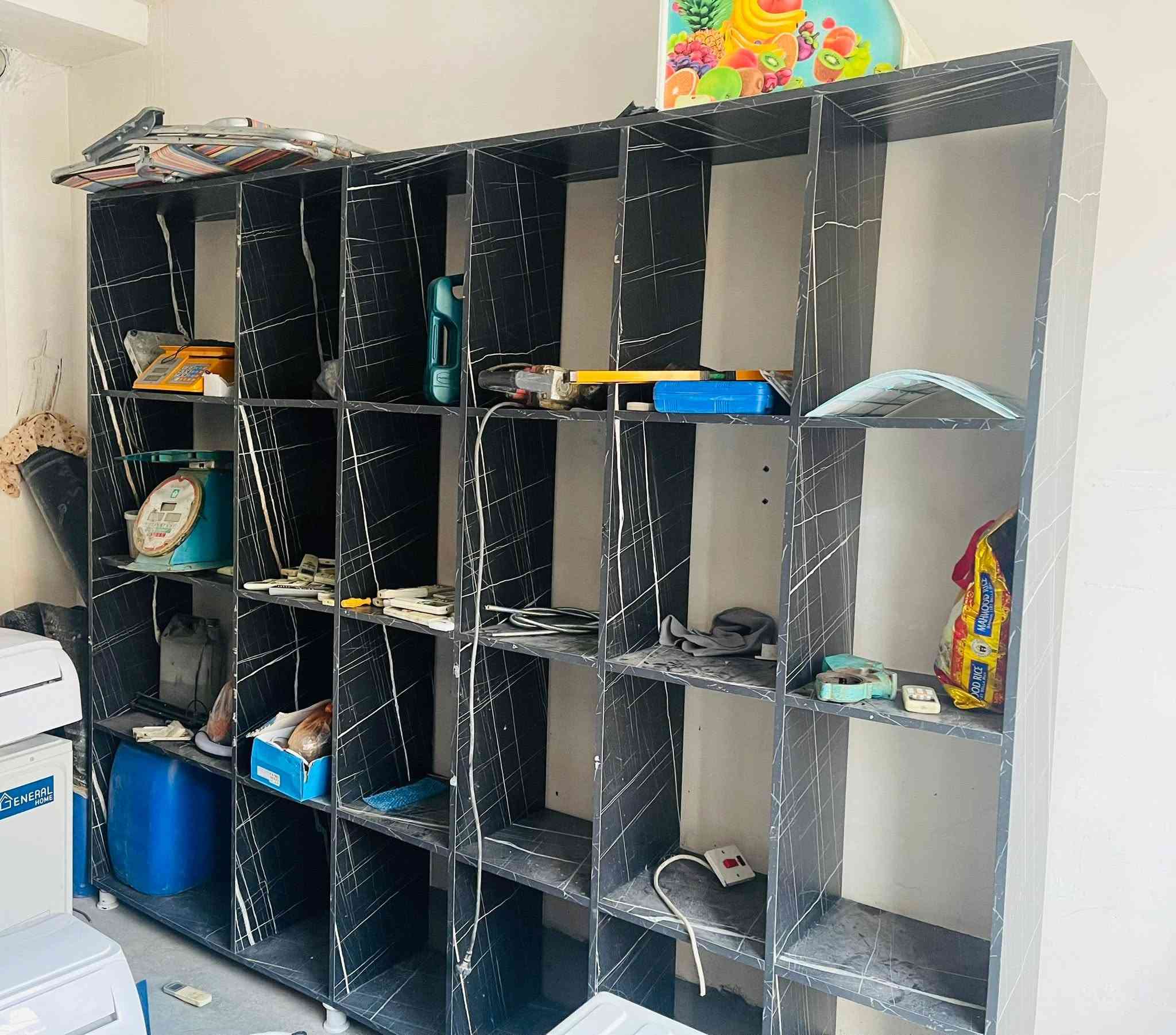 رەفەی دار بە تەختەی mdf  دروستکراوە دەسکردە   ٢ دانەیە  درێژی  ٢مەترو ٥٠ سانیتم. پانی ٣ مەتر  ئەبیت شوین دەخیلەیکشی  لەگەلە   زۆر پاکە تەنها تەپوتۆزی لەسەرە  شوێن چەمچەمال سەعریشی  ١٨٠ هەزار مەعامەلیکی برایانە  ژم.***********
