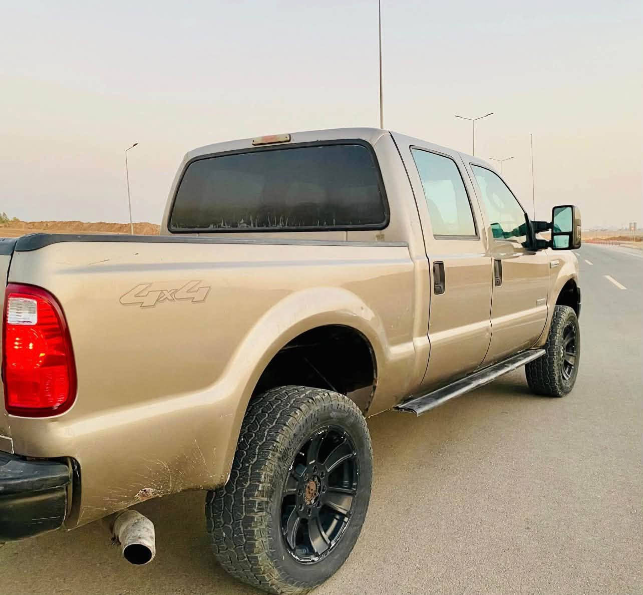 سلام عليكم وحش من وحوش الفورد f350  سياره جاهزه  وين ميعجبك اطلع بيها بيها منضومه زنون كامله سياره 8 سلندر كاز تك سوبر المرغوب  بيها خيط بخار تجي وشوفها بعينك سياره باسمي تحويل ثاني يوم رقم شمالي جديد هزه جديده لا صبغ ولا ضربه مكفوله سياره أصوليات سياره كله كامله سعر السياره (75) وبيها مجال قليل مكان السياره ( بغداد / مدينه الصدر / سوق الاولى) رقم الهاتف (***********)
