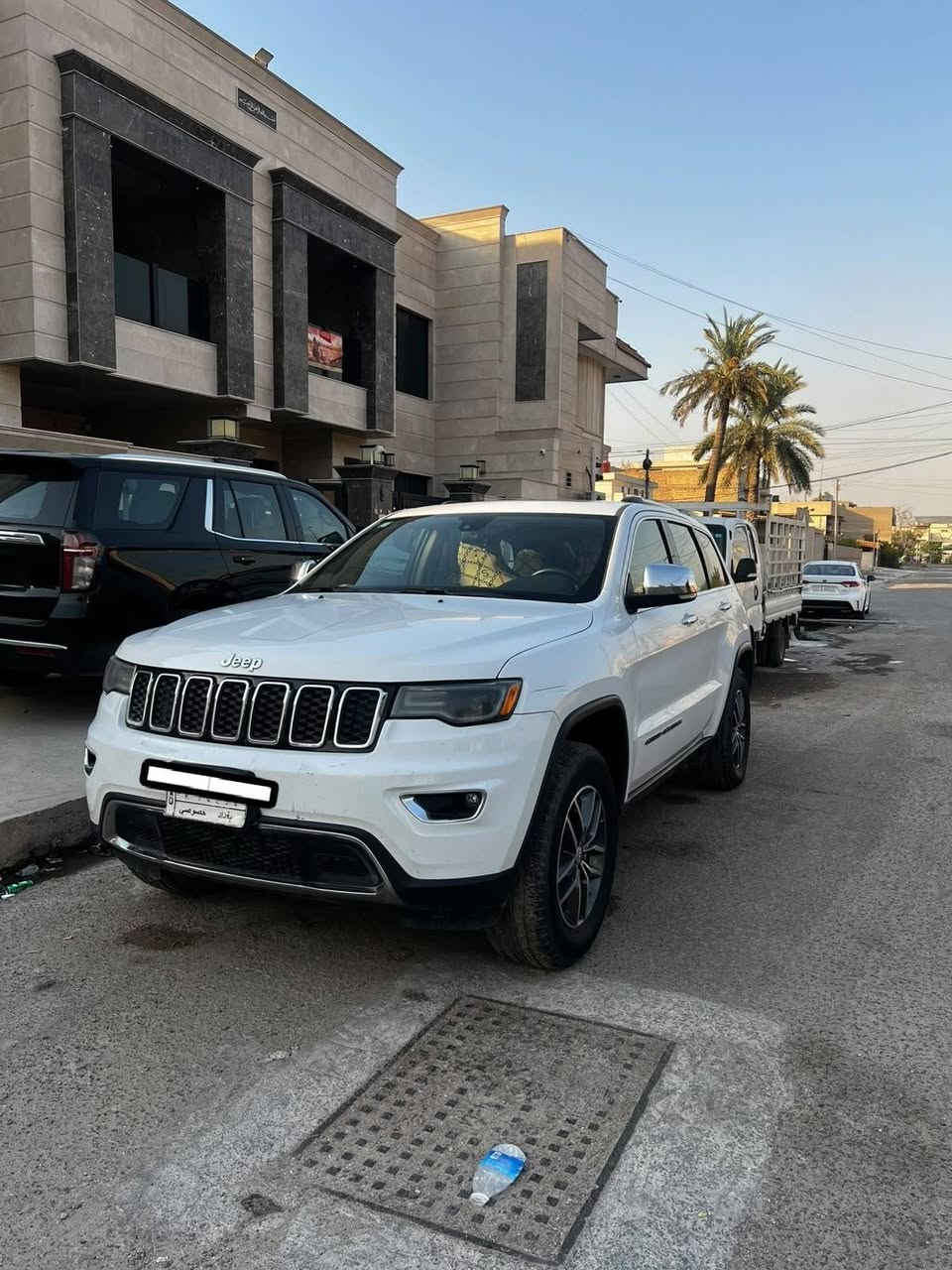 🚙 جيب جراند رقم بغداد شيروكي 2017 – Limited
فل مواصفات (ما عدا الجكات والفورويل)
سيارة صارلهة عندي 7سنوات

✅ وارد أمريكي كلين
✅ داخل العراق صبغ بابين وربع جاملغ خلفي و مبدلة جنطة اصلية 
المواصفات:
🔹 محرك 3.6 V6 (6 سلندر)
🔹 قير أوتوماتيك 8 سرعات
🔹 فتحة بانوراما
🔹 تشغيل بصمة
🔹 جلد كامل مع تبريد وتدفئة للمقاعد
🔹 دخول وتشغيل ذكي بدون مفتاح
🔹 شاشة مع تشغيل عن بُعد
🔹 كاميرا خلفية + حساسات + رادارات
🔹 توقف ذاتي أثناء الرجوع
🔹 دركسون متعدد التحكم مع شفتات
🔹 تكييف قوي

🚗 سيارة نظيفة ومواصفاتها مميزة، وجاهزة للفحص بأي مكان. 
مكاني بغداد و رقمهة بغداد

📞 للاستفسار:
***********

السعر 180 وبيه مجال
