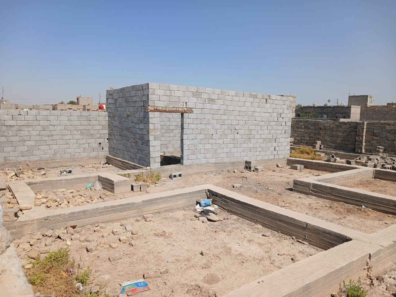 السلام عليكم 
هيكل زراعي للبيع 
مساحه القطعه 300متر منطقه السميلات 
تبعد القطعه عن الشارع الرئيسي 100 متر 
وتبعد عن الشارع العام 500 متر 
متوفره كامل خدمات ماء وكهرباء 
سياج كامل 4 جهات بلوك 
السعر 9 ملاين 
للاتصال وواتساب 
***********

