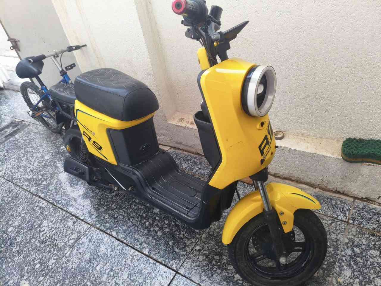 R9
خمس بطاريات نضيفة جدا نسبه ٩٠ بالمية بدلتهن قبل فترة قليلة وماطلعت بي
شغال مابي عطل او مشكلة 
السعر ٢٩٠ وبي مجال 
حي النصر 
***********
