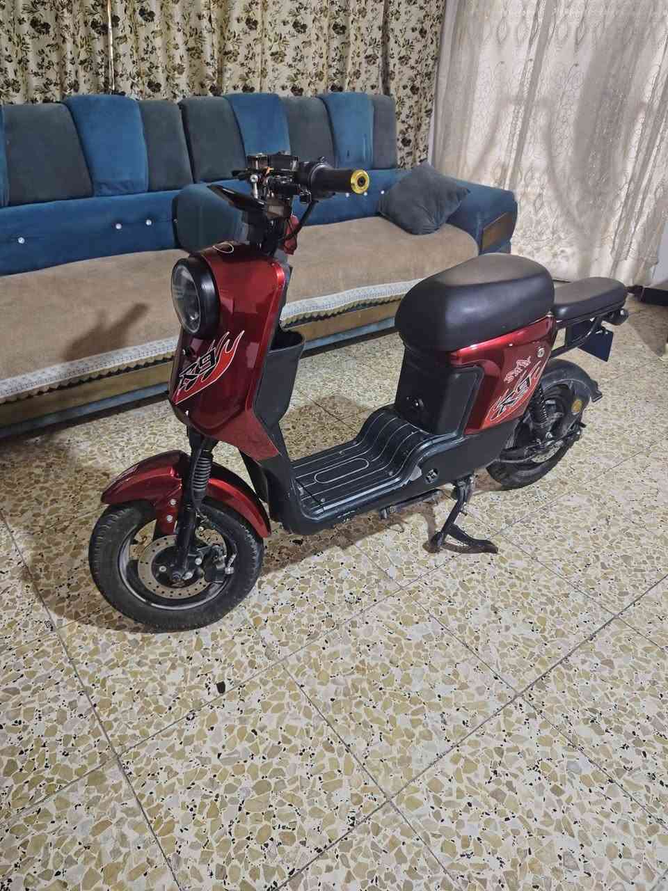 السلام عليكم دراجه شحن R9 دراجه نضيفه مال بيت ما متعوبه بيها 5 بطاريات شحن الدراجه مكفوله تأخذها وبالك مرتاح كلشي ما تصرف عليها اشاير شغالات لايت كله جديد السعر 350 ألف موديل 2026 بعدها جديده ***********

