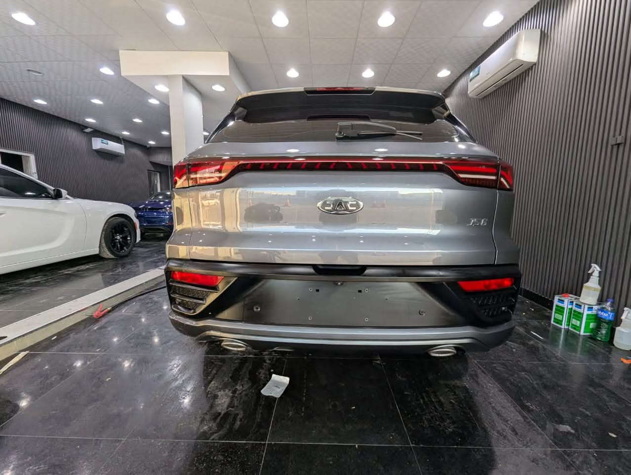 جاك JS6 خليجي فل اوبشن وكاله الأمارات
قطعه واحده صبغ الباب خلف السائق تجميلي بدون حادث 
بصمه بنوراما شاشه 5 كامرات ومواصفات اخرى 
الموقع / البصره 
التواصل / ***********.  /***********
وات ساب
السعر / 130 وفيها مجال
