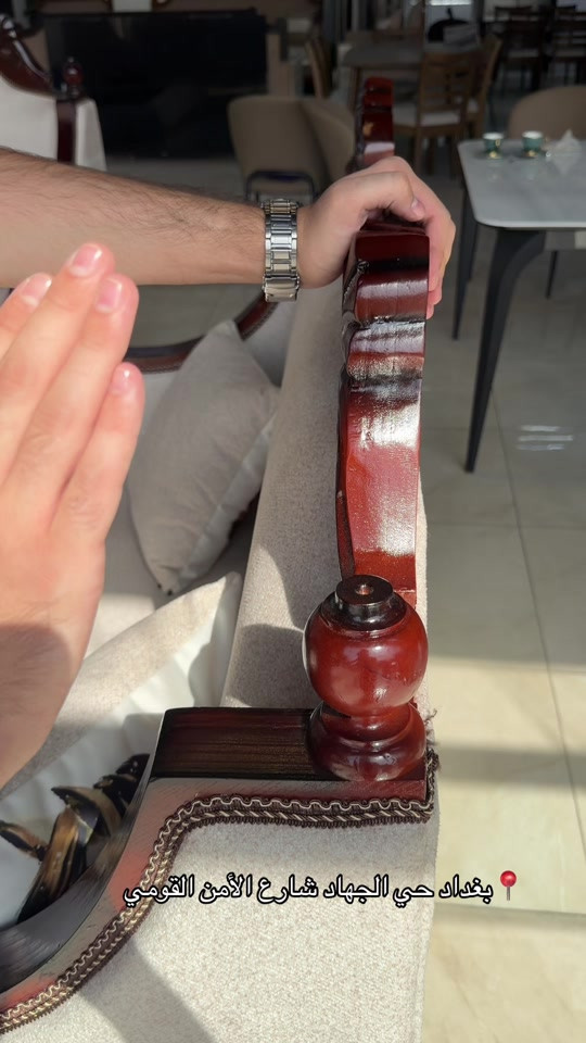 👑 تخم الأمراء 👑 إذا تبحث عن الفخامة والراحة بنفس الوقت، تخم الأمراء هو الاختيار المثالي لبيتكم ✨ تصميم راقٍ بتفاصيل أنيقة ولمسات فخمة تضيف هيبة وجمال لأي صالة، مع جلسة مريحة ومساحات واسعة تناسب العائلة والضيوف. ✔️ إمكانية تغيير القماش حسب الطلب ✔️ ألوان متعددة تناسب جميع الأذواق ✔️ صناعة متينة وجودة عالية ✔️ تشطيب أنيق يضيف لمسة فخامة لمنزلك 🚚 نقل وشد مجاناً 📍 بغداد - حي الجهاد - شارع الأمن القومي 🏠 قصر الخليج تخم الأمراء… عنوان الفخامة والذوق الرفيع في كل زاوية من بيتك ✨

نص مكتوب في الصور:
- بغداد حي الجهاد شارع الأمن القومي 📍