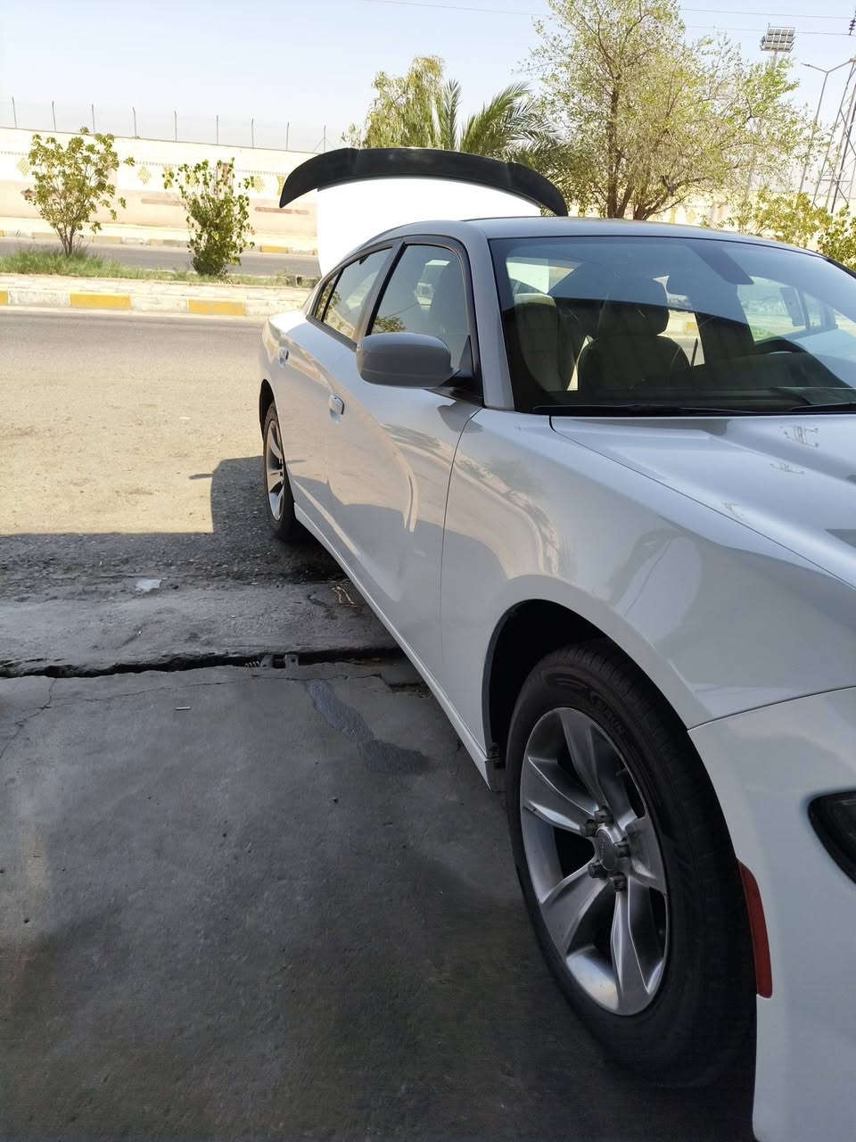 السلام عليكم جارجر للبيع SXT خليجي  أبيض 
رقم بغداد 
السعر 205 ورقة بيها مجال 
بيها بارد جاملغ خلفي بسيط فقط 
السيارة نظيفة ومكفولة 
مواصفات نص فول 
مكاني العمارة - هاتف اتصل وتدلل ***********
