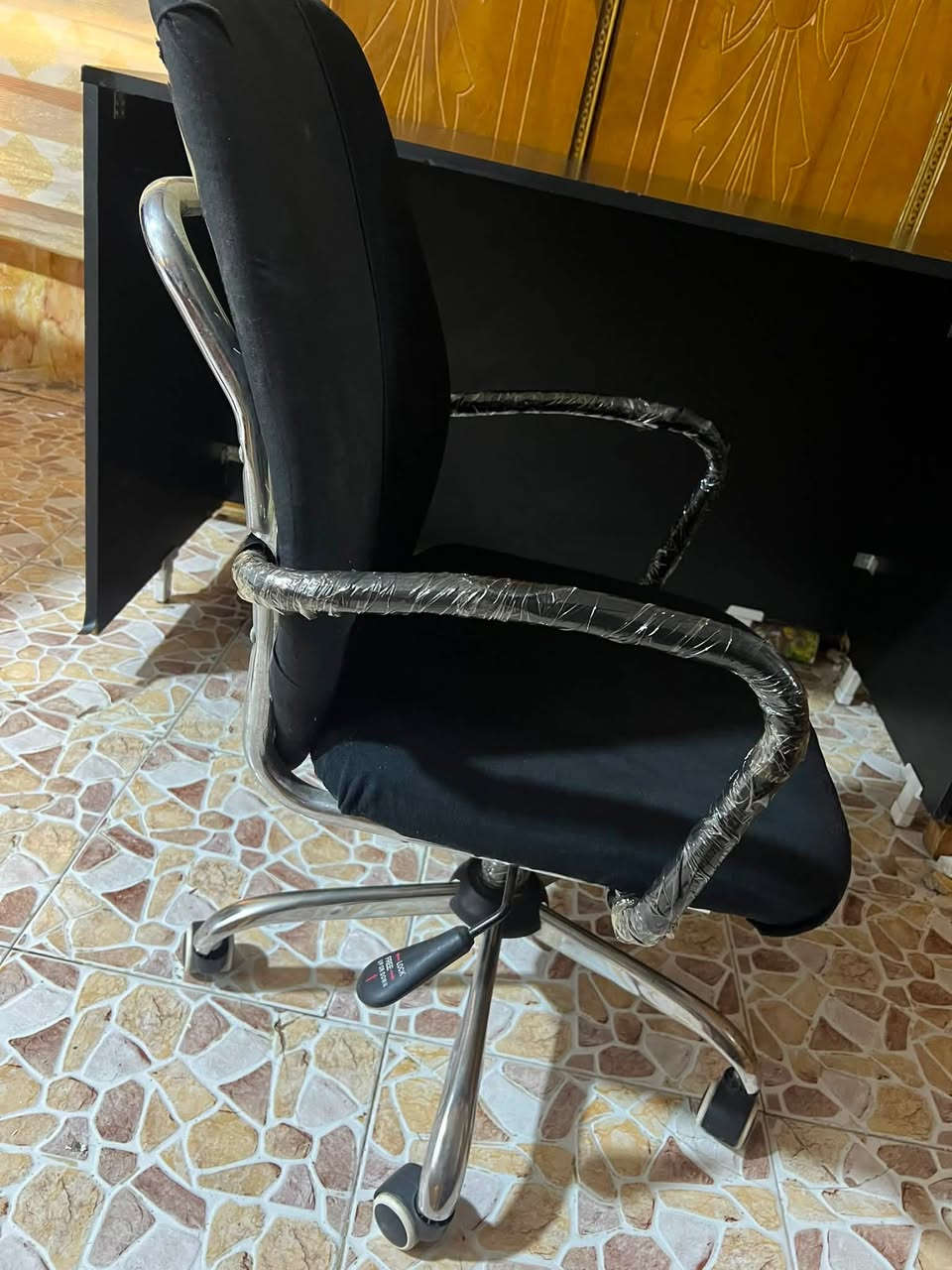 ميز خشب اصلي ينفتح وينشد  الطول مترتين والعرظ متر ونص مع كرسي دوار جديداستعمال قليل يرهمن دراسه هم العنوان بصرة كرمة علي او الهارثه السعر 50الف الرقم ***********
