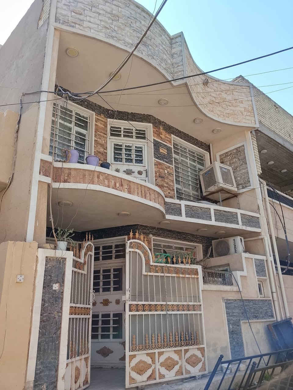 دار للبيع
المساحه 100يحتوي على 3طوابق 6غرف نوم 3 صحيات استقبال 
الموقع/سبع ابكار خلف جامع الحجيه
للاتصال/***********
