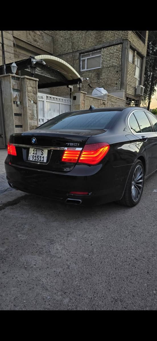 السلام عليكم 
Bmw f01 750i 2011 اسود 
فول مواصفات و مواصفاتها معروفه باب قصير 
ضربتها صفحه باب و جاملغ امامي و الصندوق ول قماره صبغتهن لان جاردات 
السعر 120 ورقه و بيها مجال فقط بيع بدون مراوس 
بدون خاص فقط على الرقم 
مكانها بغداد الكراده 
***********
