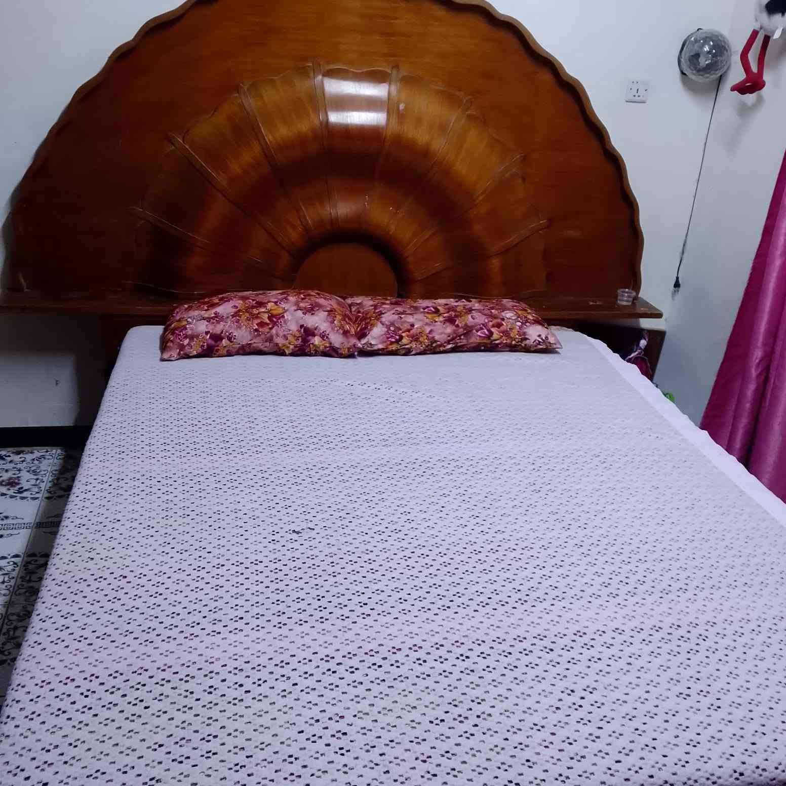 السلام عليكم غرفه للبيع مكونه من جربايه وكنتور وميز تواليت وزاويه يعني 4 قطع كنتو 6 بوب والغرفه مثل ماموضحه نظيفه يحتاج بس يدات سعرها 650 وبيها مجال الشراي يراسلني واتساب على هذا الرقم ***********
