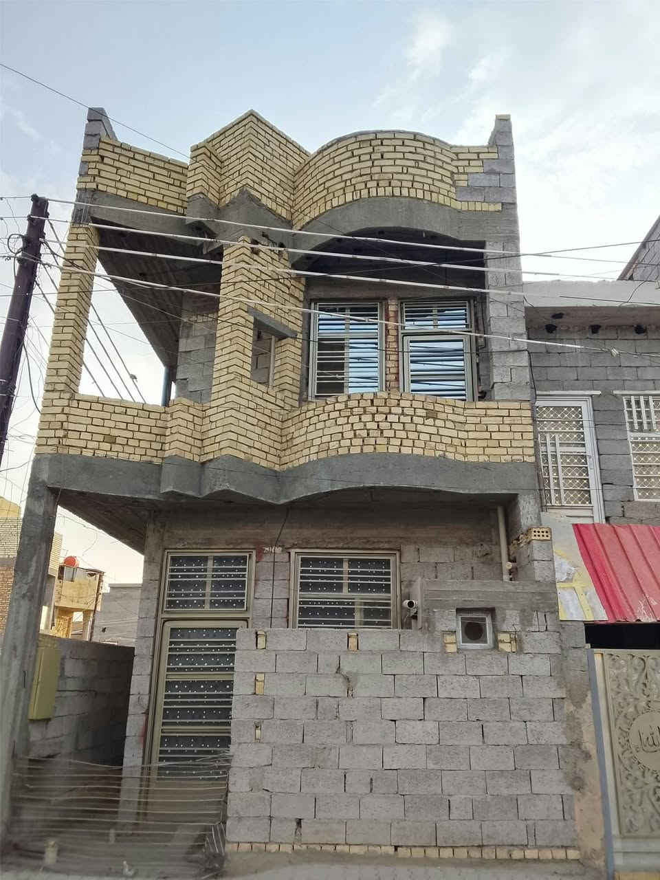 الحسينية مسقط • ٣ طوابق • بيع مستعجل