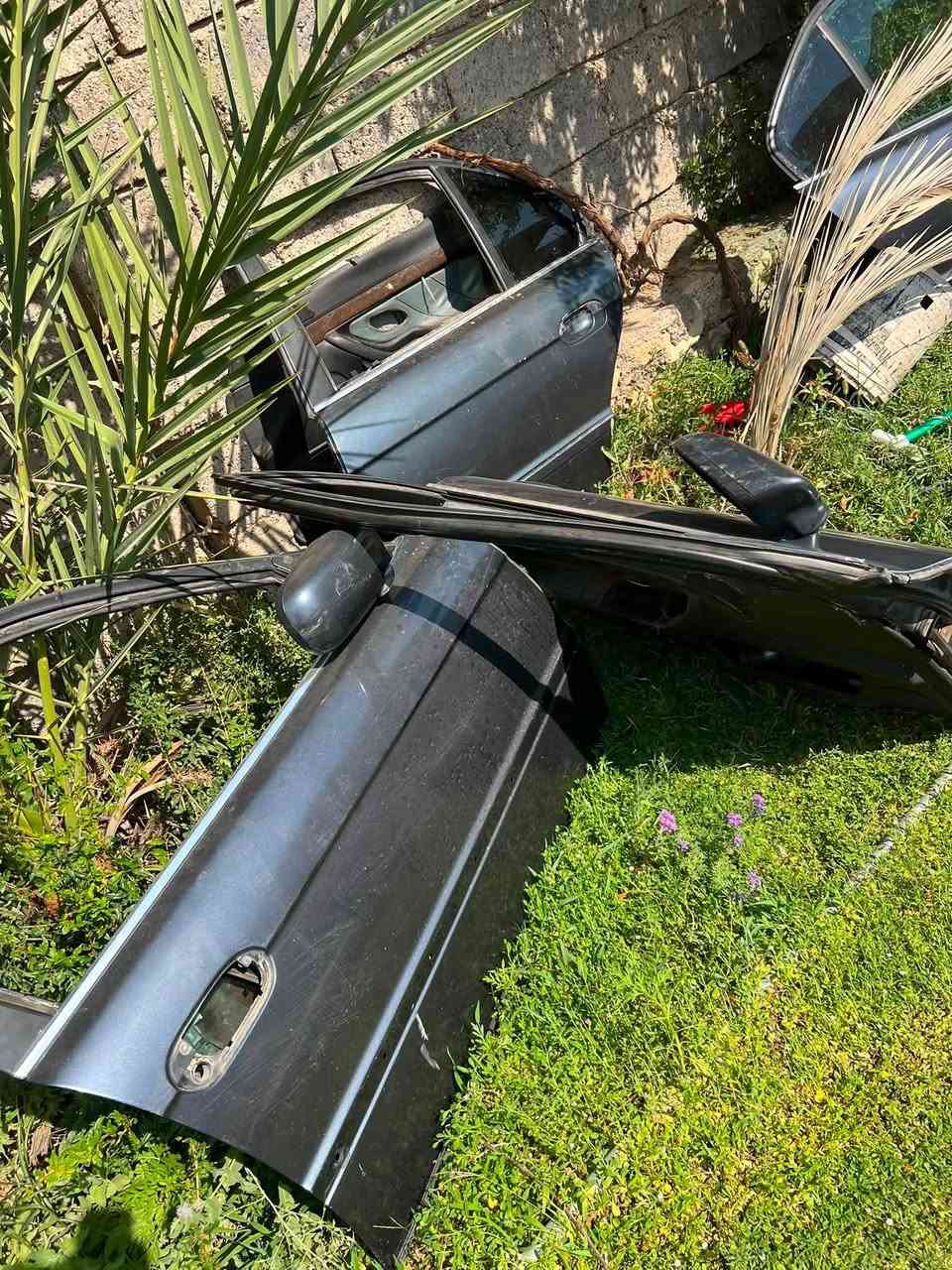 ادوات احتياطية للبيع كاسحة 740 
ابواب كامله مع البطاين 
ارفلو حاوية شرط 740 
لايتات حاويه 
طوافات مع فيت بم اصلي حاوية 
سلايت حديد
مكاني الموصل 
***********
