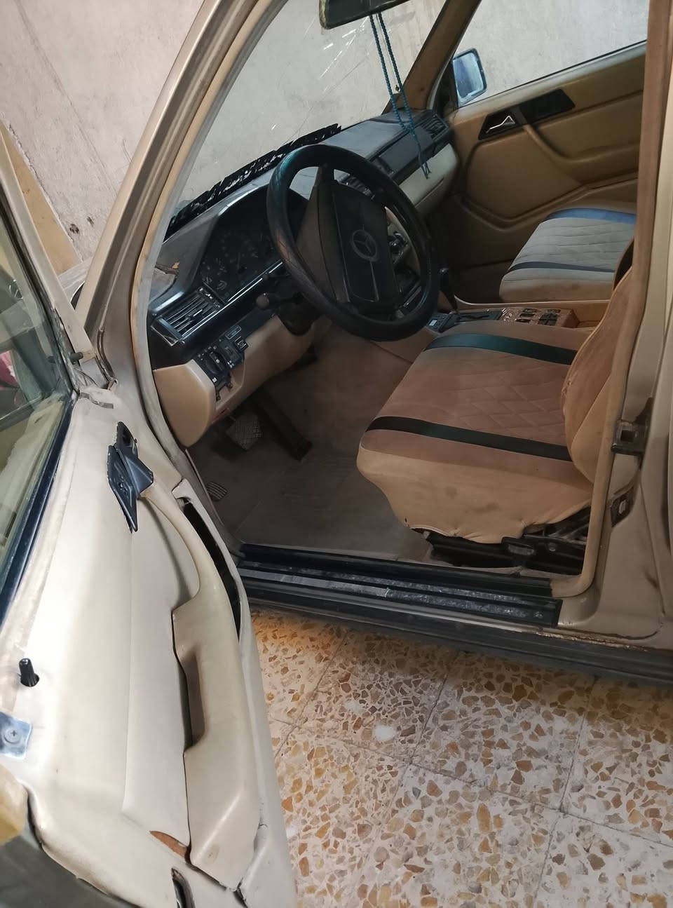 السلام عليكم مارسدس موديل ٨٩گيرمحرك محور ثنين ونص  جدد قواعد دبلات سليمات سنويه نهاية ال30 رقم نجف راعيها يمي بلعماره شرط التحويل سياره غاز بانزين منضومة الغاز موجوده فقط الدبه مشيوله سياره كلها بلاد فقط الجاملغ مبدل بيها بصفحة العبري الاامامي  السياره عوزها فقط تايرات تعبانات اترايك وين مايعجبك مكان السياره ميسان العماره السعر 34الشراي يدلل سياره احلى من الصور وكلشي موضح گدامكم اخوان ***********

