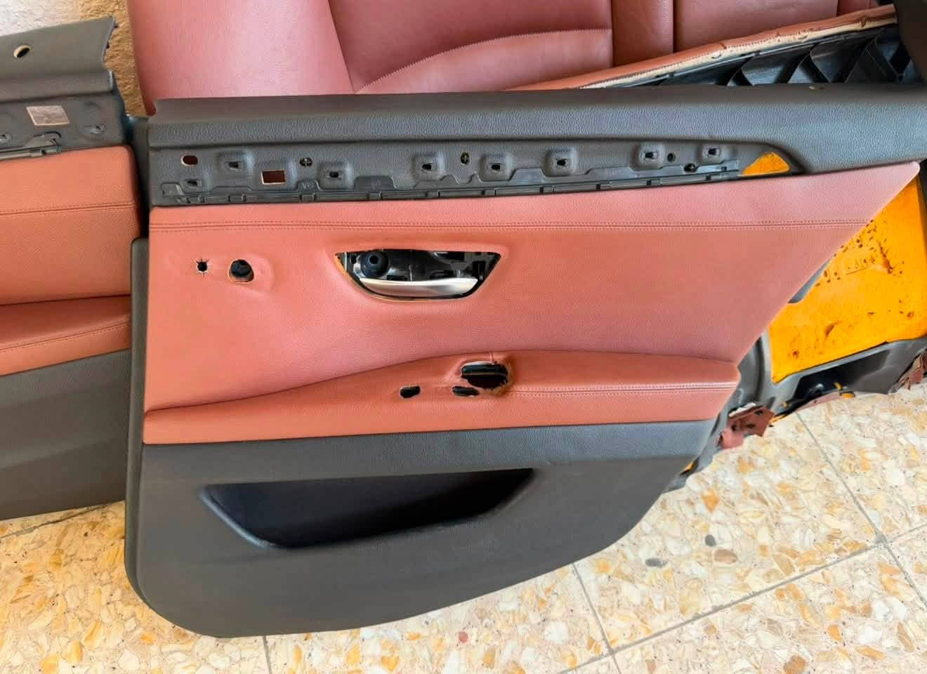 السلام عليكم اخوان للبيع 
مقاعد امامية وخلفية + بطاين + فرس وسطي F10   لون قرميدي / السعر  350 $ 
  اتصال فقط 
***********

