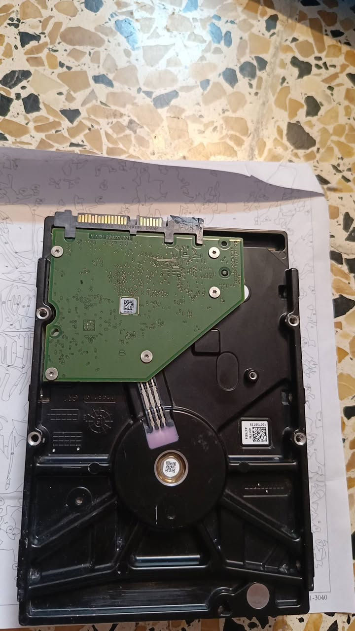 السلام عليكم 
هاردات للبيع 
واحد داخلي 120ssd
وثاني خارجي 2تيرا 
السعر 60 قفل شرط الشغل
***********واتساب
