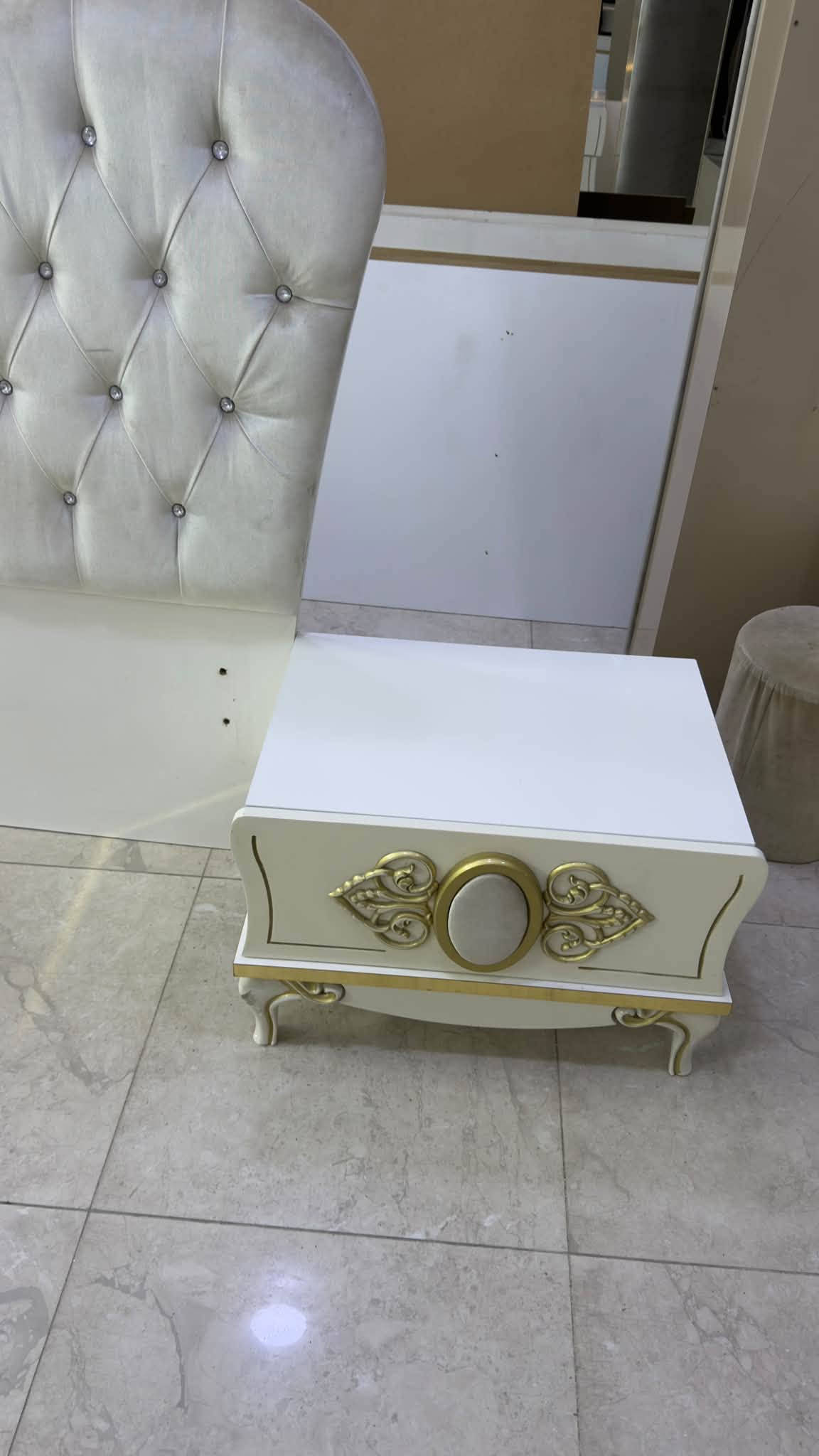 غرفة نوم • ٨ قطع • نظيفة كالجديد