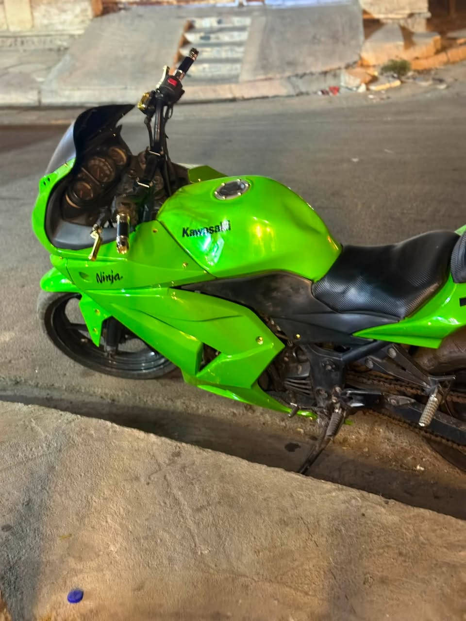 سلام عليكم كاوسكي نينجا مكينه 250 الدراجه مكينتها بلادية الدراجه بيها نقوصات بسيطه قمجي كيلو متر او جامه مازده او حاضن بس ذني نقوصاتها سعرها 14 ورقه أوبيها مجال بسيط عنواني البلديات ***********
