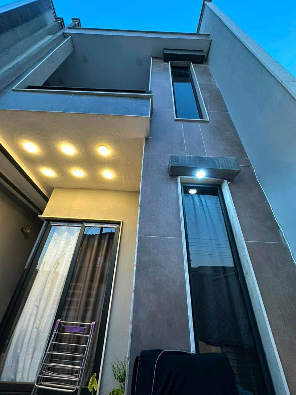 🚨 انتظر... 
🏡 إذا كنت تبحث عن الرفاهية والسكن الراقي في حي عدن... فهذه فرصتك!
✨ دار للبيع بموقع مميز في حي عدن قرب صيدلية الخا
🔹 المساحة: 100 متر 🔹 الواجهة: 5 متر 🔹 النزال: 20 متر 🔹 طابقين – بناء حديث
📍 تفاصيل الدار: ✅ الطابق الأول: • غرفة نوم • هول • استقبال • مطبخ • صحيات
✅ الطابق الثاني: • 3 غرف نوم • هول • صحيات
💰 السعر: 125 مليون دينار فقط، قابل للتفاوض.
📞 للتواصل اتصل على خاص
🔑 عندك عقار للبيع أو للإيجار؟ تواصل ويانا، ونوفر لك أفضل خدمة بأسرع وقت.
***********
***********
