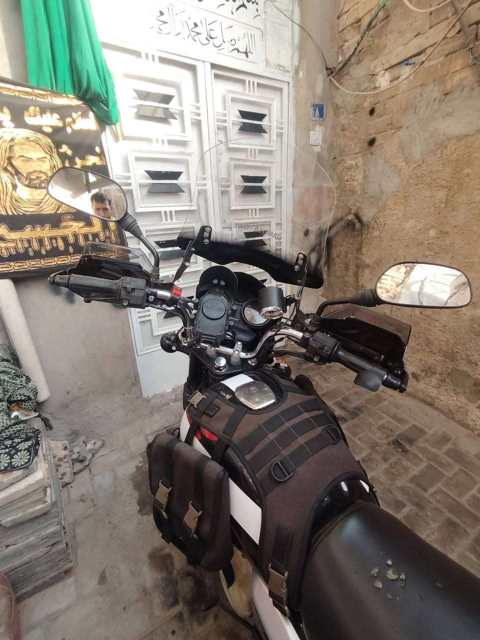 سلام عليكم بوكسر ٢٣ نضيفه كلش شاصيهه نضيف كلشش درتجه تعبان عليهه وممشاهه ٢٣ حقيقي حقيقي اني اخذته  زيرو
بيهه سيبايه  متحركه اصليه مال يابان مو صيني  هاي امل ٦٠ الف والجنطه هم انطيهه وياهه
بيهه جنطه مال تانكي جلد اصليه جيوب صفاحيات ب ٣٠ الف
بيهه واقيات اصليه اشارتهه بيهه سكن ازرك ويا الاشاره برتقالي سعرهن ٢٠ الف
بيهه جامه طويله شفافه  بيهه سماعه بلوتوث
وبيهه ستاند اصلي ابل شحن واير لس بنفس الوقت
تعبان عليهه دراجه الله شاهد بس دبلهه الامامي شويه تعبان لان ماطلع بيهه هواي
مرقمه كامله رقمهه جديد وسنويه جديده قبل شهرين تقريبا ستلمت سنويه سعرهه  (2400) مليونين و400  وكلشي اكو بل سوك مكاني بغداد الكفاح ***********
واعتذر ع اطاله
