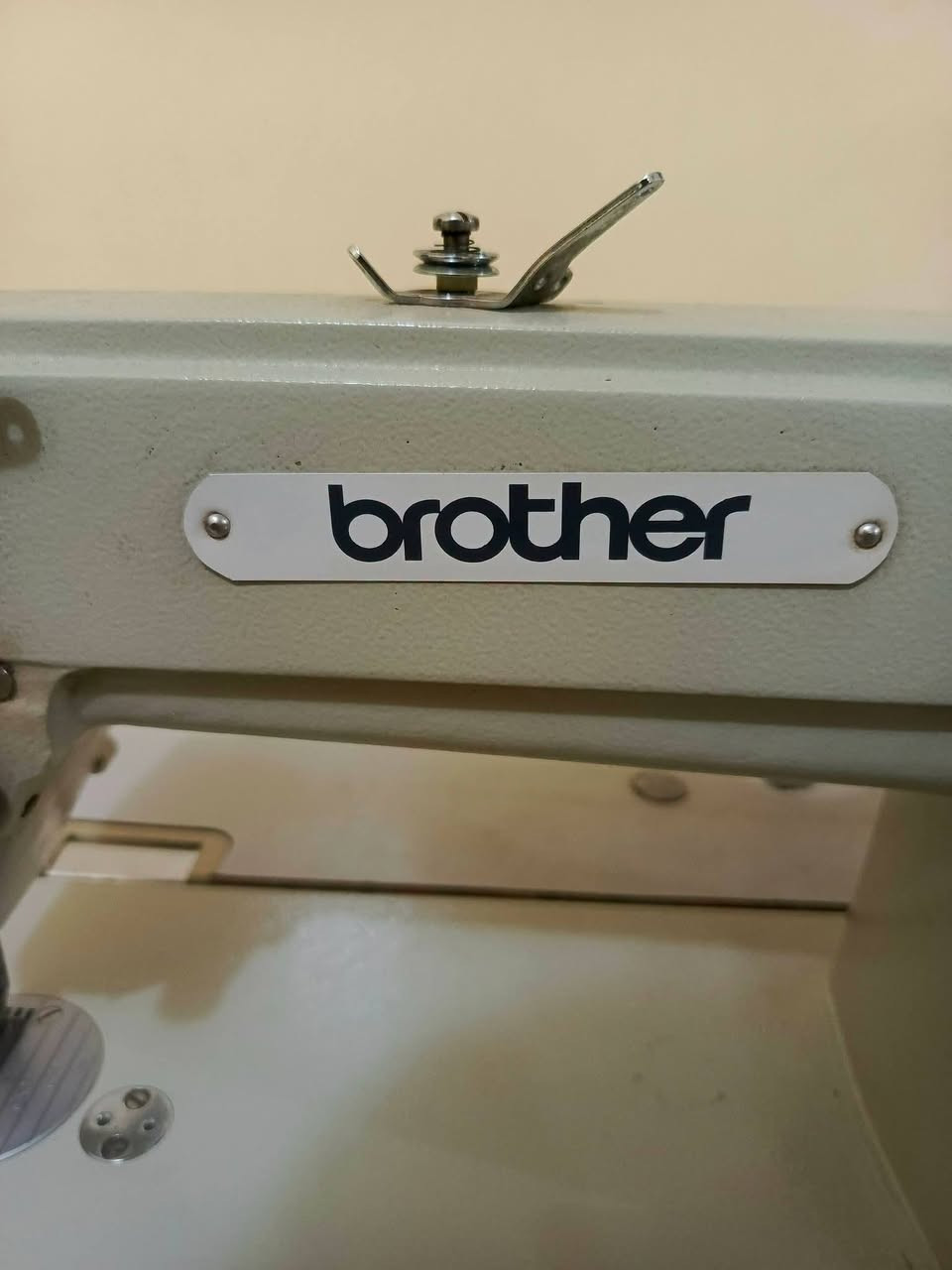 السلام عليكم
يوجد مكينه خياطه ة للبيع.. 
- الـنـوع "    brother براذر 
-نضافة شوف العين شرط الخياطه 
-السعر 250 وبيها مجال للطيبين
-الأستفسار أڪثر التواصل معي على الرقم
- ***********
