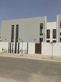 متوفر صباغ منازل داخل وخارج وسنفره بأسعار مناسبة جدا جدا الي مهتم يتفض...