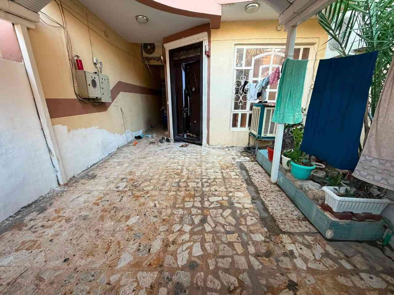 الدار 150 /م للبيع التحرير حي المتميزين خلف مستشفى الحياة الأهلي 
واجهة 6 متر 
يتكون من 
كراج سيارة 
استقبال 
صالة
مطبخ 
صحيات 
غرفة نوم 
+ غرفتين نوم بالطابق العلوي
تفاصيل اكثر الاتصال ***********
