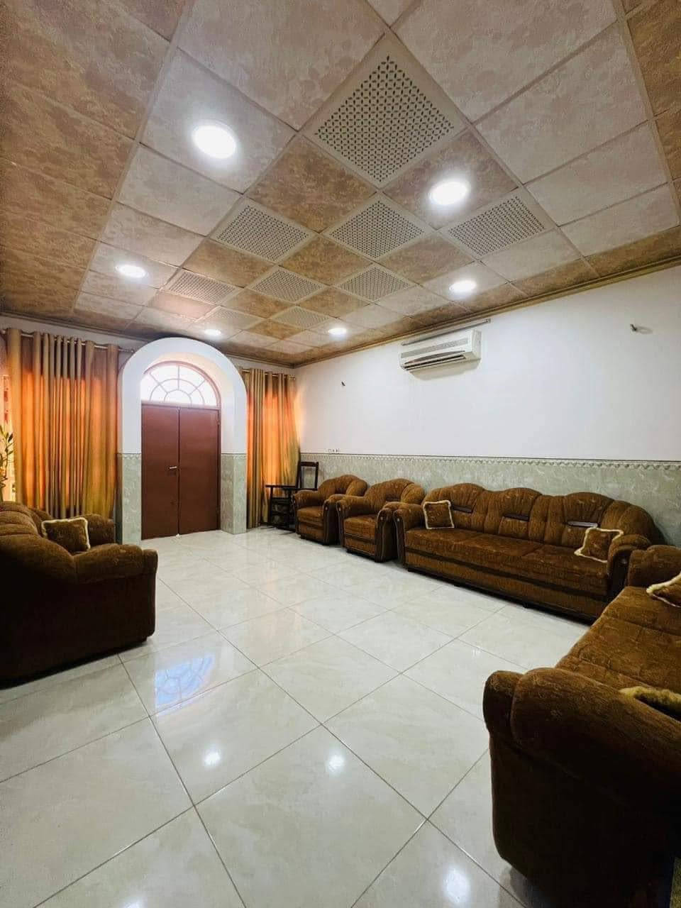 🏡 دار ركن للبيع + 5 محلات مؤجرة 🏡
الموقع: حي الملايين الأولى - قرب جامع الحسنين.
 المساحة: 403 م² (واجهة 15 م ركن).
 السند: بستان ملك صرف.
 الوارد: 5 محلات تجارية مؤجرة بـ (625 ألف شهرياً) 💵.
📌 تفاصيل البناء (طابقين):
 الأول: 3 غرف نوم، استقبال، هول، مطبخ، صحيات، كراج، حديقة.
 الثاني: 3 غرف نوم، هول، صحيات، بيتونة.
📞 للاستفسار:
*********** | ***********
