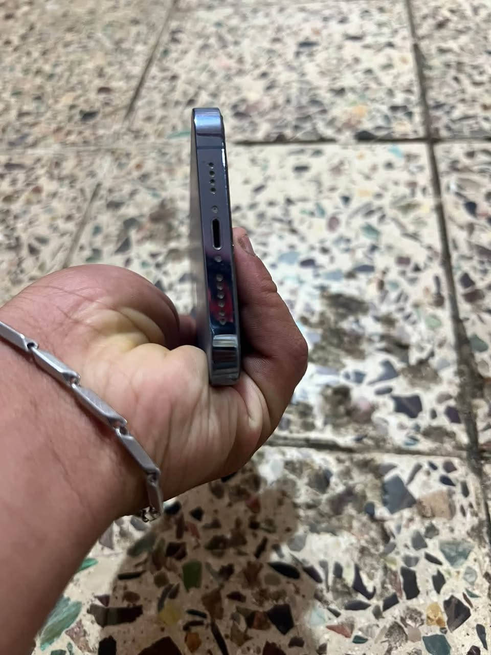 السلام عليكم عندي جهاز 13 برو ماكس ذاكره 256 وتر بروف جهاز نضيف شخط مابيه بطاريه 92 وياه كارتونه جهاز مرتب مكاني بغداد الكماليه الجهاز ب 700  وبيه مجال قليل الرقم *********** موجود وتساب
