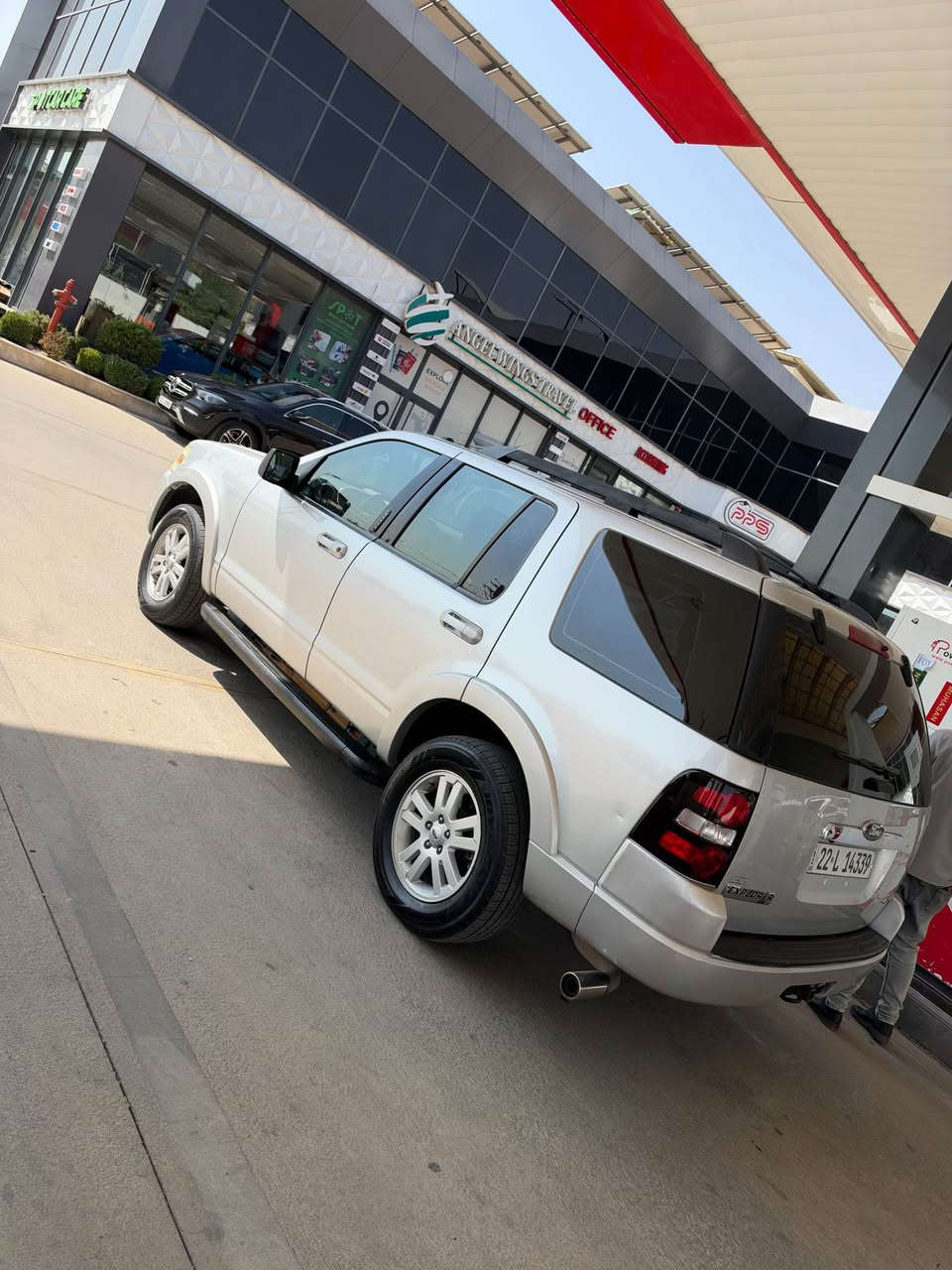 فۆڕد اکسپلۆرەر 
Ford Explorer 2010 
سەیارەکە زۆر لۆکە وەک سفر وایە قەترە بۆیاخی نیە مەکینە و گێڕی دەرنەفیزی بەر نەکەوتووە 
مواصفات :- 
سڵاید 
٣ ڕیز کوشن ( ٧ نەفەری ) 
تە رید مەرکەزی 
دەبڵ ئەکسل
کۆدی دەرگا
تحویل و غرامە و گێڕ و مەکینە بەشەرت 
نرخی ١١٠ و معامەلەیەکی کەم 
تازە ٤ تایەی لۆکمان خستۆتە ژێر ڕۆنی گۆڕاوە هەموو گیانی جایزە و مەسرەفی ٢٥٠ دیناری نیە ...
وەتس ئەپ ***********
*********** السليمانية, العراق
