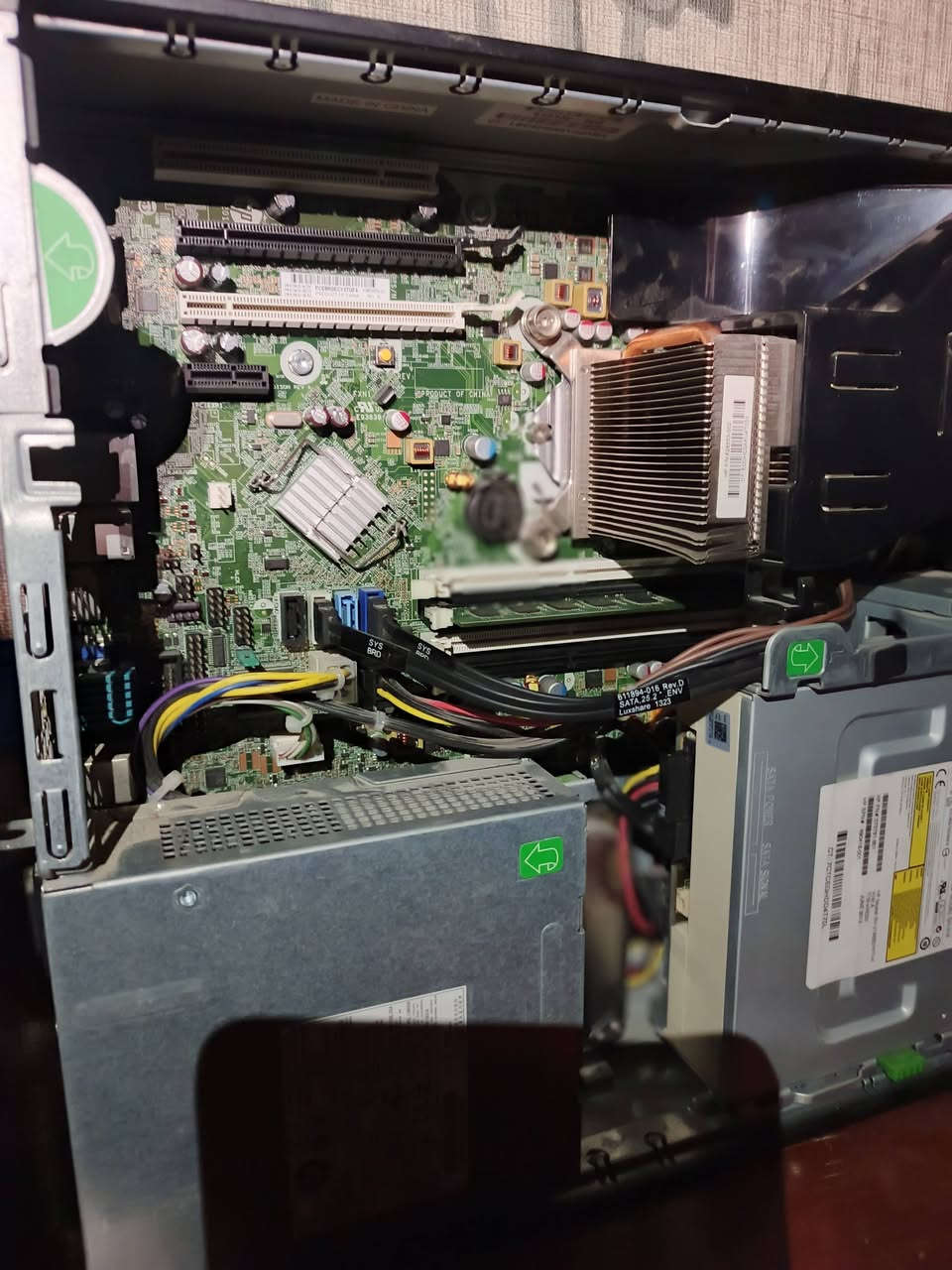 سلام عليكم   كمبيوتر (PC) مكتبي للبيع - نظيف وجاهز للاستخدام المعالج (CPU): Intel Core i3 (جيل ثاني) الهارد (Storage): 500GB (مقسم على 3 أقراص) محرك الأقراص: DVD RW  النظام: ويندوز 7 (Windows 7) مفحوص وشغال استخدام منزلي ونظيف جداً ​شغال 100% بدون أي أعطال أو مشاكل برغي ما مفتوح بيهه وياهه ماوس وكيبورد يمشي الحال يعني تجيبلهه واحد يعني مال شغل أو دراسه تصفح أنه البارحه حطيت بيهه هارد خارجي مال بلي وصلحته بيهه يعني تكدر تصلح هاردات أو  رامات تكدر سعرهه (70) وبيهه مجال وإذا تريد وياهه إكس بوكس 360 بي 123 لعبه ألعاب حلوات كلش ويا يده وحده اسعارهن ثنيهن 185 وبيهن مجال المكان عماره حي الحسين للاستفسار واتس0770787643  خط ***********
