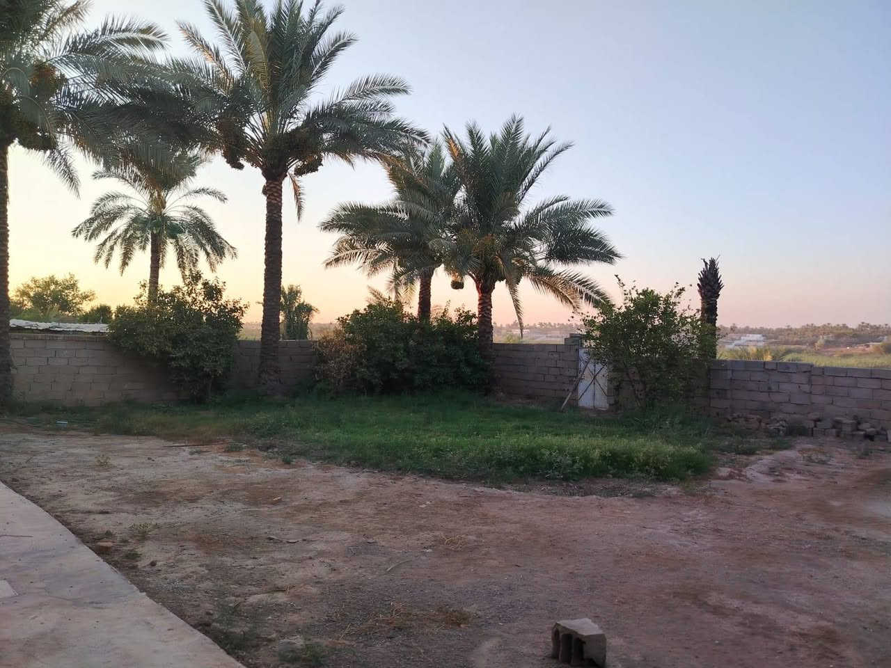 السلام عليكم ورحمة الله وبركاتة بيت البيع منطقت الراشديه قريت النورالمساحه 710مترملك صرف البيت على نهردجله يربط على طريقين من الناحيه ويربط على شارع العام الي يودي على ادياله السعر150مليون اخوكم الشيخ محمد نصيف النداوي للستفسار والاتصال ***********
