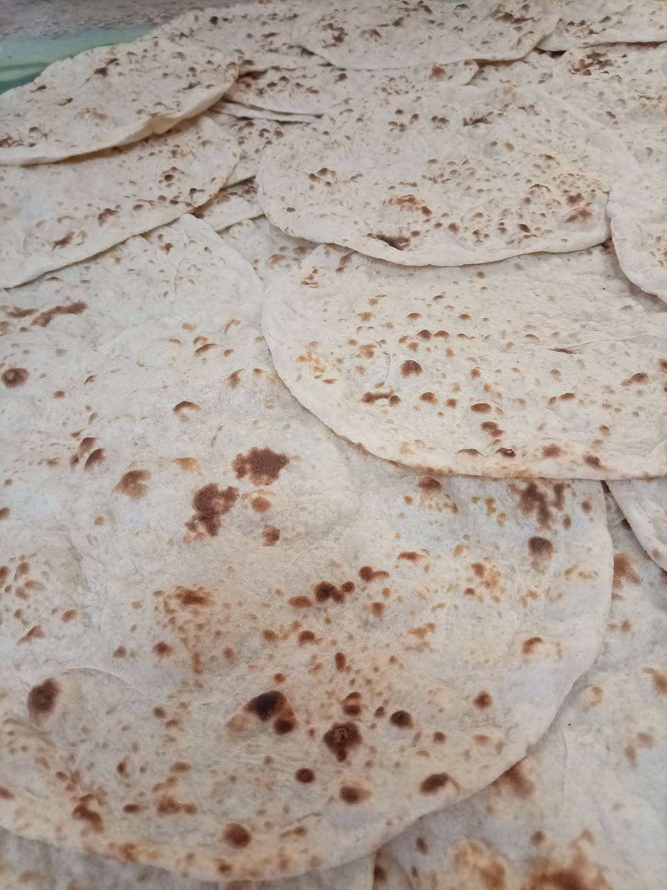 السلام عليكم يوجد خبز حار بحار حسب الطلب وجودة مضبوطة وطعم غيرررر الطحين من يمكم 10كرص بألف وأذا الطحين من يمي 5كرص بألف للتواصل والأستفسار على الخاص أو على الرقم *********** العنوان حي الانتصار شارع ثلاثين قرب كرم مول
