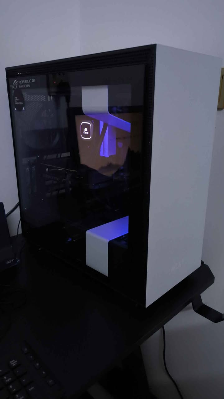 CPU: AMD Ryzen 7 5700X
GPU: ASUS Dual RTX 5060
Motherboard: Gigabyte B550 AORUS Elite V1
RAM: 16GB XPG D45G DDR4
SSD: SATA 1TB
PSU: AORUS 750W (full modular)
Case: NZXT H700i
CPU Cooler: Corsair H100i Platinum — مبرد مائي 240mm

كل كراتين القطع موجودة استعمال شي بسيط حالها حال الجديدة
السعر 1400
طبعاً التجميعة مفولة كلها براندت قوية و غالية ما بيه اي قطعة عادية كل البراندات يعتبرن فئة عليا

مكاني بغداد الدورة 
للتواصل خاص او *********** بغداد, العراق
