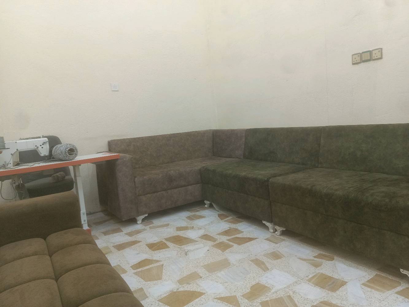 ديوان مستعمل بس شغل درجة اولى تكمة يعني تكمة ضمانة عمر بس قماشة تعبان 7 مقاعد رايظة ب150الف على اول تم وبل عافية