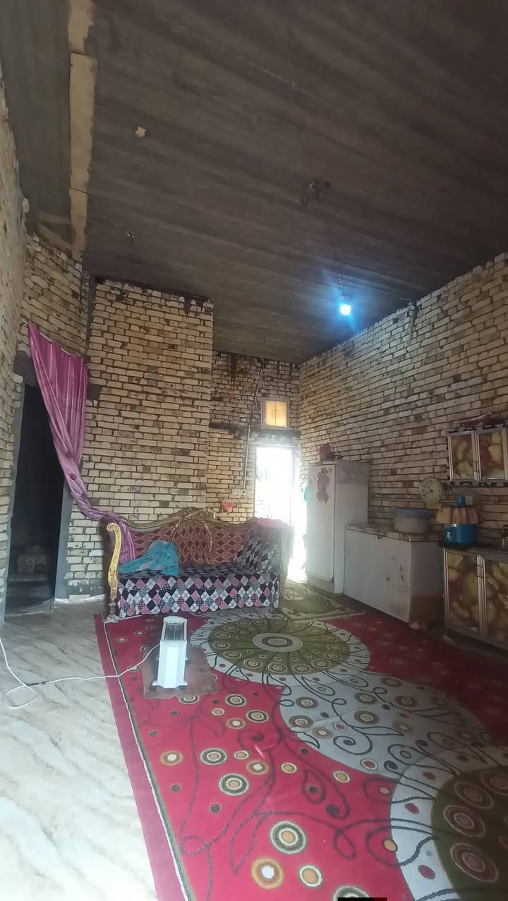 بيت للبيع الناصرية حي الجوادين النزلة الثالثة بيت قريب ع شارع العام مساحة 260 بيت جبير يحتوي ع 3 غرف نوم وصالتين ومطبخ حاره وبارد ودديوانية 8 ونص وحمامات خارجية وداخليه السعر 65وبيه مجال لشراي 
هذه رقمي وبية واتساب‏‪***********‬‏
