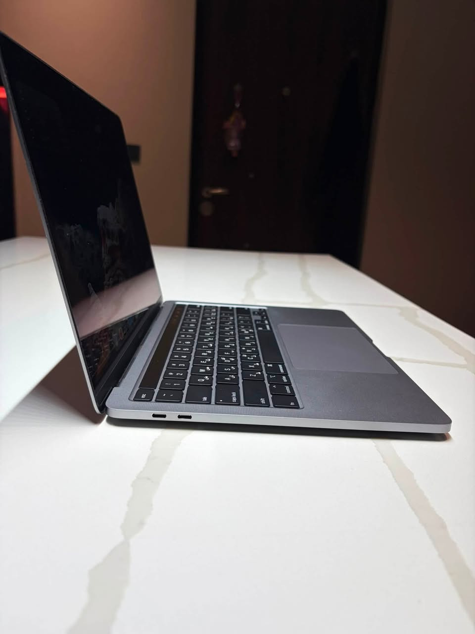 🔥 للبيع: ماك بوك برو (MacBook Pro) بحالة ممتازة ونظيفة جداً 🔥
المواصفات 
 المعالج: Intel Core i5 رباعي النواة بسرعة 2.0 GHz
 الذاكرة العشوائية (RAM): 16 GB LPDDR4X (سرعة 3733 MHz)
 كرت الشاشة: Intel Iris Plus Graphics 1536 MB
 التخزين: SSD بسعة 500 GB (المتاح منها حوالي 467 GB)
 الشاشة: شاشة Retina مدمجة بمقاس 13.3 بوصة 
 لوحة المفاتيح: كيبورد إنجليزي/عربي مع شريط Touch Bar وبصمة Touch ID
حالة البطارية والجهاز:
 عدد دورات البطارية (Cycle Count): 366 دورة فقط
 حالة البطارية: عادية (Normal) وتعمل بكفاءة ممتازة
 الحالة العامة: الجهاز نظيف جداً وخالٍ من الخدوش أو الصدمات، واستخدام راقٍ وحذر (كما هو موضح بالصور).
الملحقات:
 [كفر حمايه مات و الشاحن الأصلي]
السعر المطلوب: 650 الف 
مكان المعاينة/التسليم: [ بغداد حي الجامعه ]
للتواصل: [***********]
مراوس ب m3 او m4
