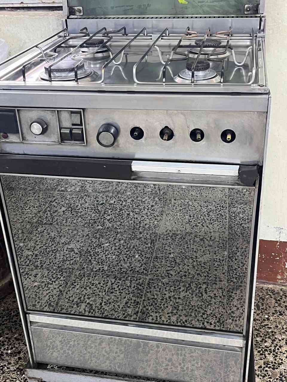 مجموعه للبيع..
1 الثلاجه ما بيها اي عيب من شركه هاوس ستنك يابانيه كلاسيكي. 
2 براد ما بيها عيب شغال 
3 اوفن. عدد 2 للبيع اثنينهم شغالات
4 طباخ للبيع عيون اثنين تشتغل و اثنين ما تشتغل 

 لستفسار اكثر مراسله خاص. سعر كلش مناسب
او ع رقم ***********
