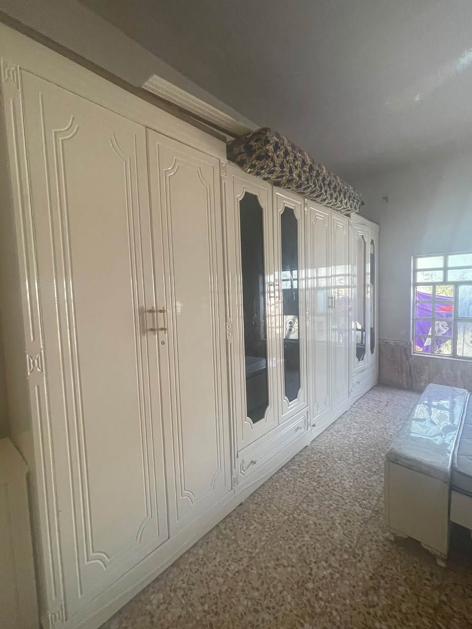 غرفة نوم للبيع  عنوان ديالى توصيل لجميع محافظات العراق
خشب عراقي اصلي لون اوف وايت 
قليلة الاستعمال مع وصل 
بيها كنتور ست بوب مع رفوف داخل وزاوية بابين مع رفوف
ميز مراية خانتين داخلهن رف مع ثلاث مجرات وسط الميز
وجرباية ايضاً بيها مجرات اثنين ع كل جهة منها
تحتوي الغرفة ع ٨ قطع
تواصل واتساب 
*********** 
سعرها1300 مليون وتلاثمية الف وبيها مجال 
مع هدية وتوصيل مجاني
