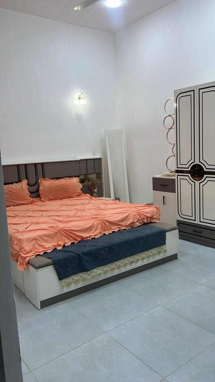 سلام عليكم بيت 100متر طابقين البيت كامل مكمل 
المكان حي الصحفين 
*********** مكلف بلنشر

