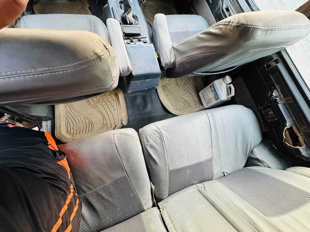 السلام عليكم رانج موديل 91مكينه صاار شهر من شديتها كاز كير عادي لو كير شغال كهربايات  كلها شغاله تخم تاير باتري جديد نقصها دبلات رقمها ديالئ شرط تحويل مباشر  العنوان واسط العزيزيه سعرها 43وبيها مجال 
الرقم 
***********
