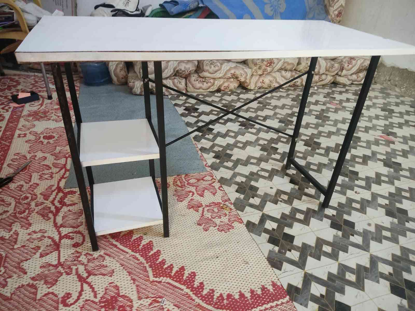 ميز دراسه مستعمل للبيع لي يحب يتواصل عواتساب ***********
