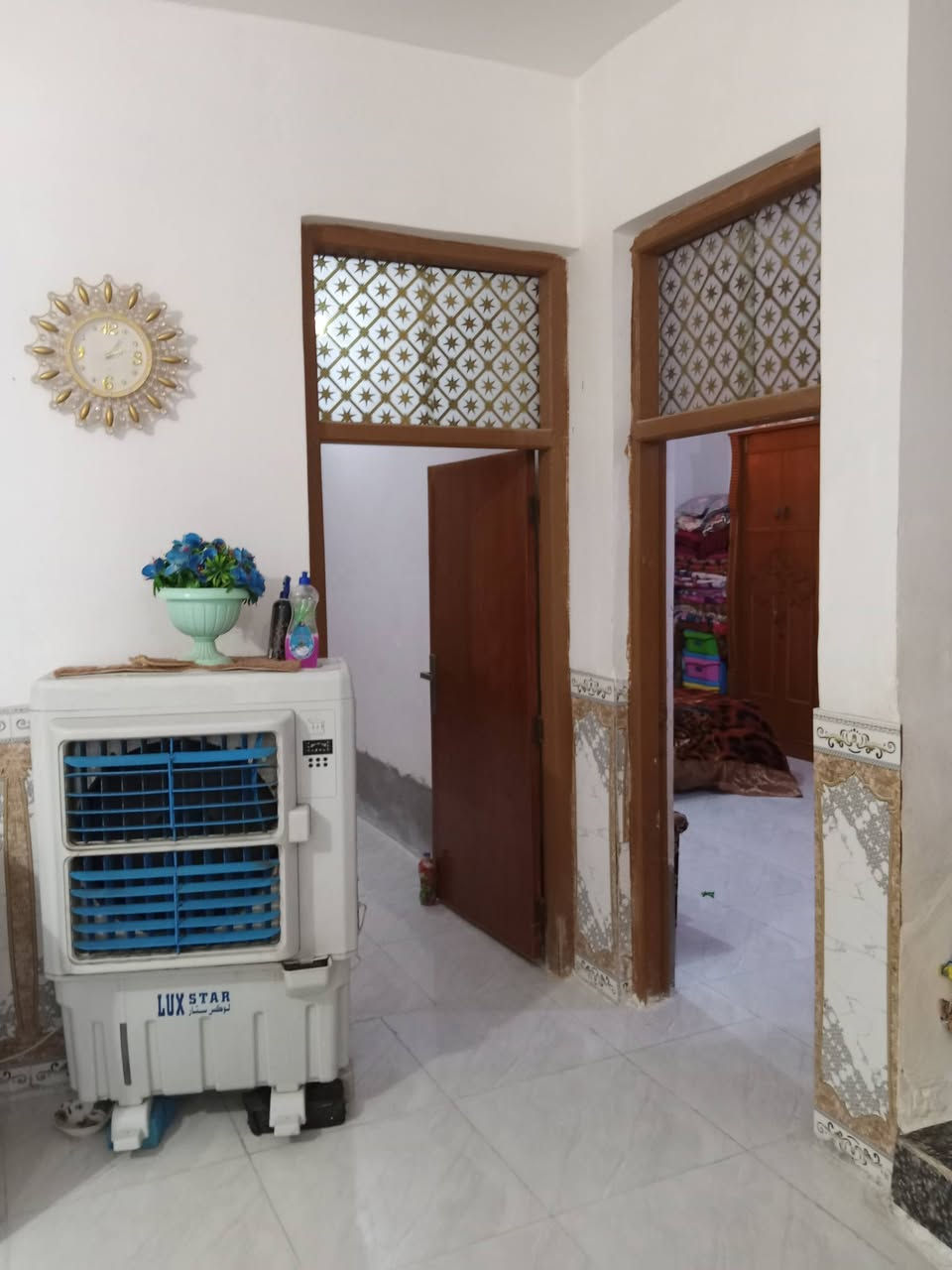 دار للبيع يقع في حي ذيب الثاني الشارع الأول قرب جسر حي الدواغنه المساحه 200 م 
يحتوي على غرفتين نوم 
هول
مضيف
مطبخ 
بناء بلوك دجه وله
مجمع صحيات داخلي وخارجي
السقف مسلح الارضيه بورسلين
البناء حديث
للتواصل الاتصال على الرقم 
***********
***********

