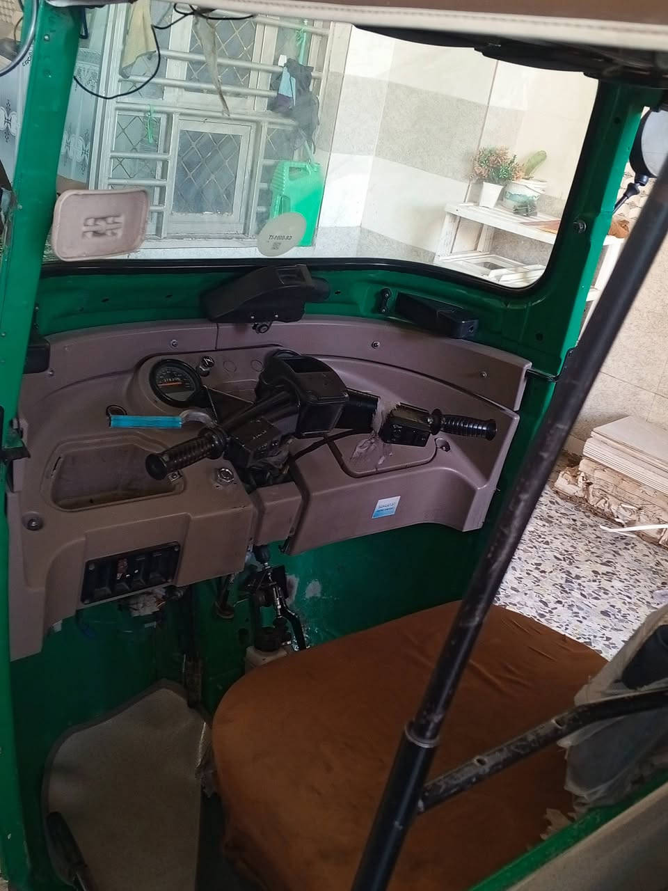 سلام عليكم تكتك معروضه للبيع شخط مابيها مرقمه وكامله معروضه 8ملين وبيها مجال حك جيه ***********
