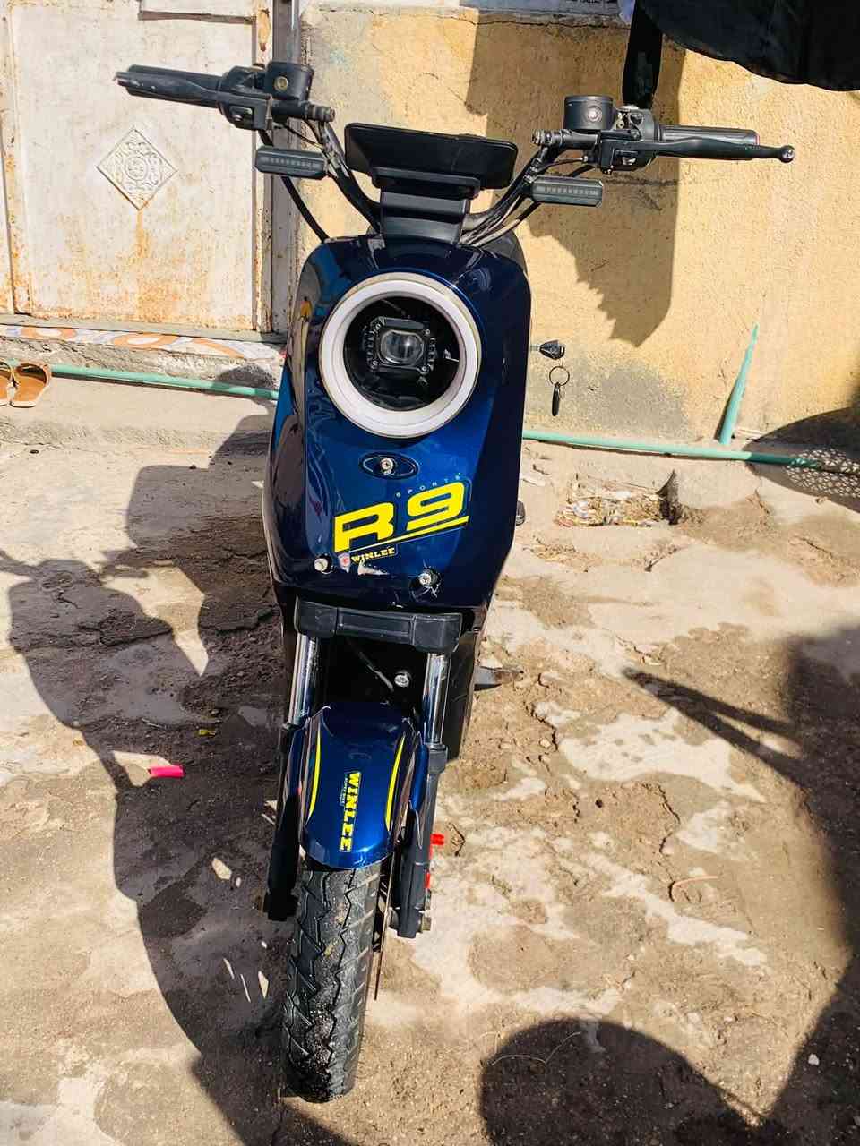دراجه شحن R9 حلوه نضيفه وكلشي شغال بيها بطاريات حلوه نضيفات بعدهن جدد الاصليات الولي سعر مناسب 370 الف مكاني بصره شط العرب الجزيره
