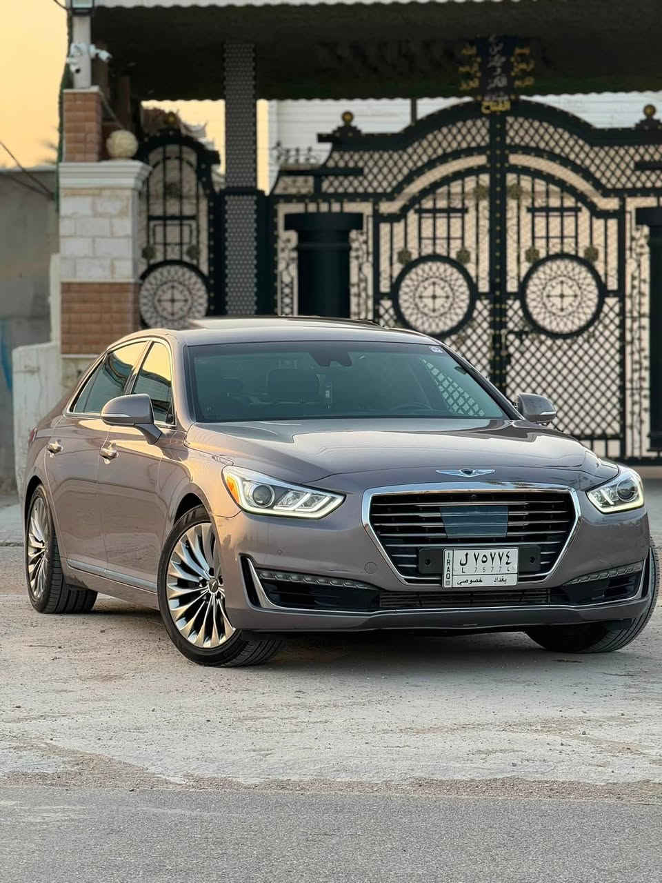 السلام عليكم للبيع فقط جنيسيس G90 2019 
رقم بغداد باسمي تحويل ثاني يوم 
المواصفات محرك سته سلندر 3.3 تون تيربو 
فول الفول معروفه موصفات الجي 90 اربع كامرات 
داتاشو بردات كهرباء ماشيه 58 mi السياره استخدام شخصي اني المستورد وعليهة ادامه كامله 
الحادث قبق جنطه فقط بدون اي ايرباك صور حادث مرفقه بلمنشور السعر 270
مكاني بابل المسيب للاستفسار ***********

