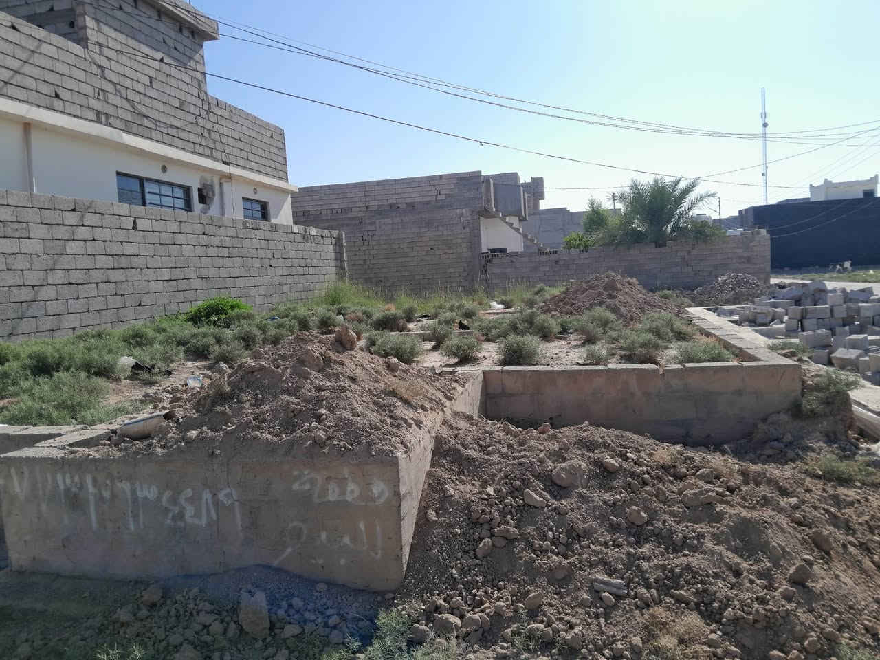 سلام عليكم خوان عندي قطعه مبنيه للدفن  مساحه 200  مكانه حي المصطفى فرعه تبليط ***********
