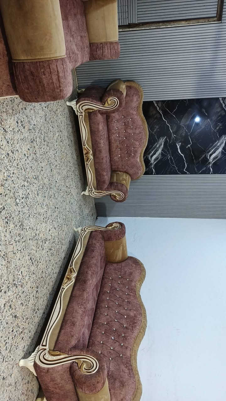 ٨ مقاعد • نضيف • قابل تفاوض