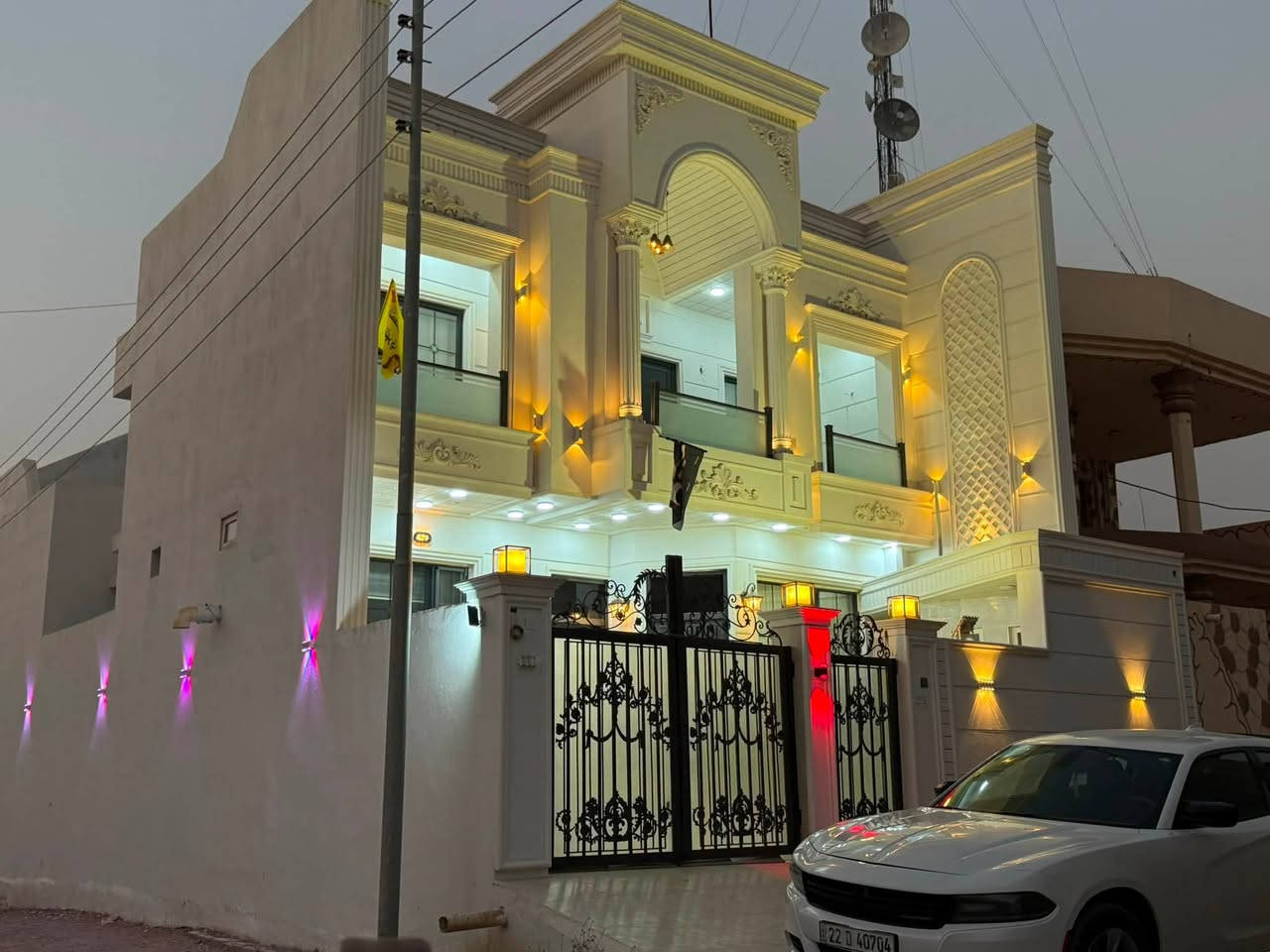 سلام عليكم دار ركن للبيع بحي السلام الثانيه بناء حديث شغل درجه أولى فوول الفول من جميع النواحي واجه البيت فلين وطابقين مغربي يعني من الأخير تحير وين تباوع ونضام تبريد مركزي كل قاط وحد وشبابيك الامنيوم ورقم الهاتف ***********
