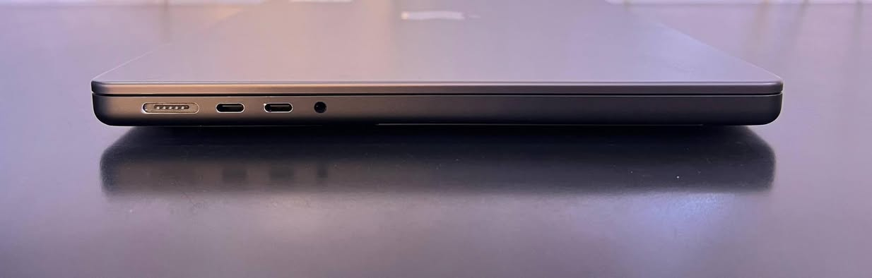 ماك بوك برو 14 انش • M3 Pro • 18 جيجا رام