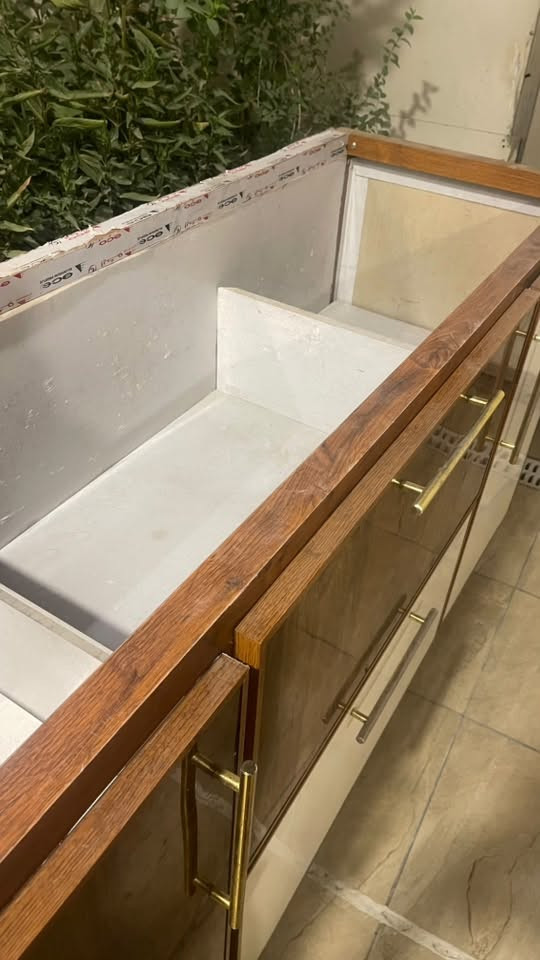 مرحبا هذا كاونتر المنيوم وسطحه مرمر 
نظيف سعره مناسب ب 175 الف 
البلديات ‭***********‬
